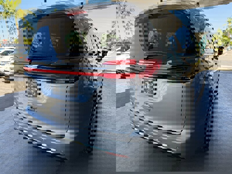 Used 2021 Chrysler Pacifica Touring-L image 10