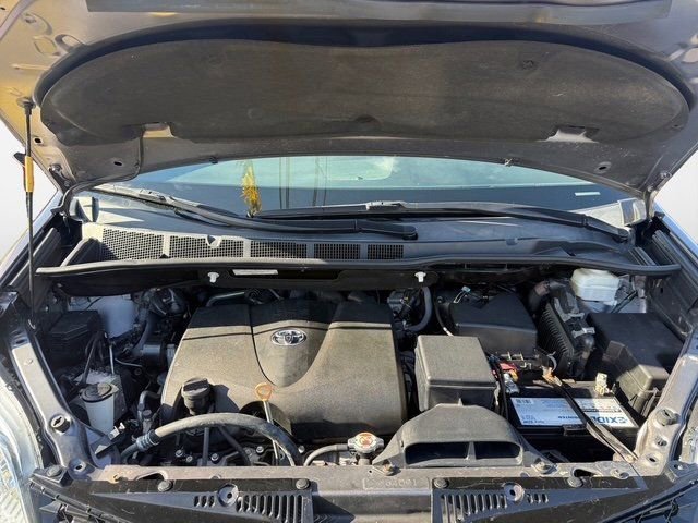 Used 2019 Toyota Sienna LE w/ Carpet Mat Package image 33
