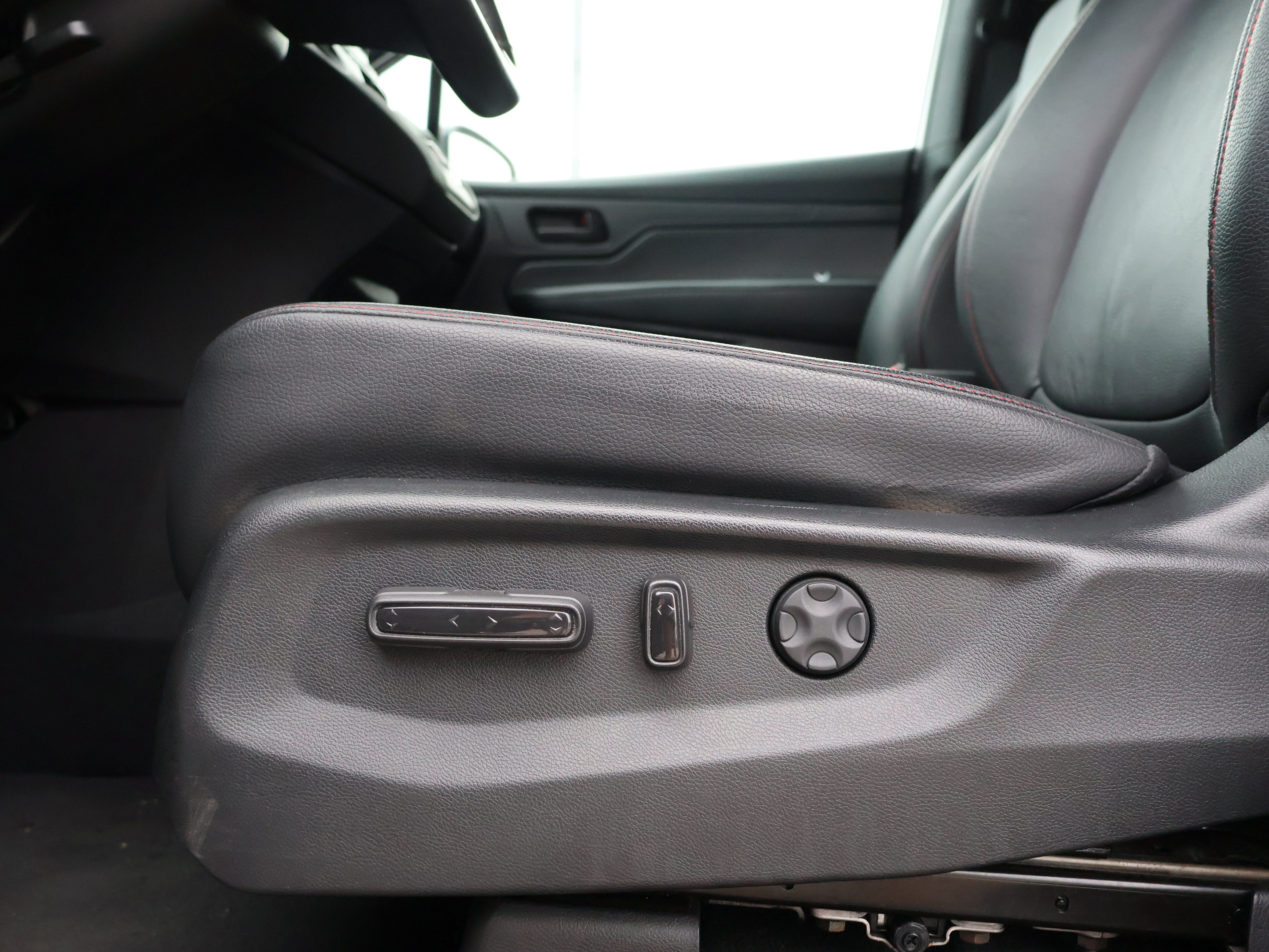 Used 2025 Honda Odyssey Sport-L image 25