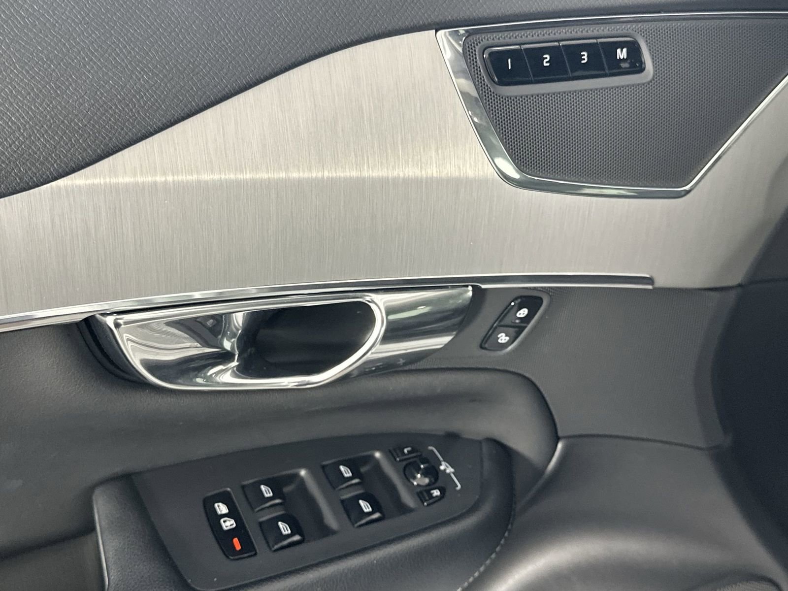 Used 2021 Volvo XC90 T5 Momentum w/ Protection Package Premier image 13