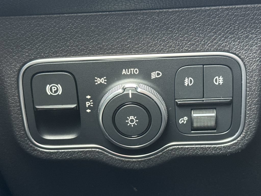 Used 2023 Mercedes-Benz GLB 250 4MATIC image 34