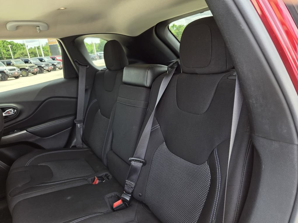 Used 2019 Jeep Cherokee Latitude w/ Popular Appearance Group FWD image 36