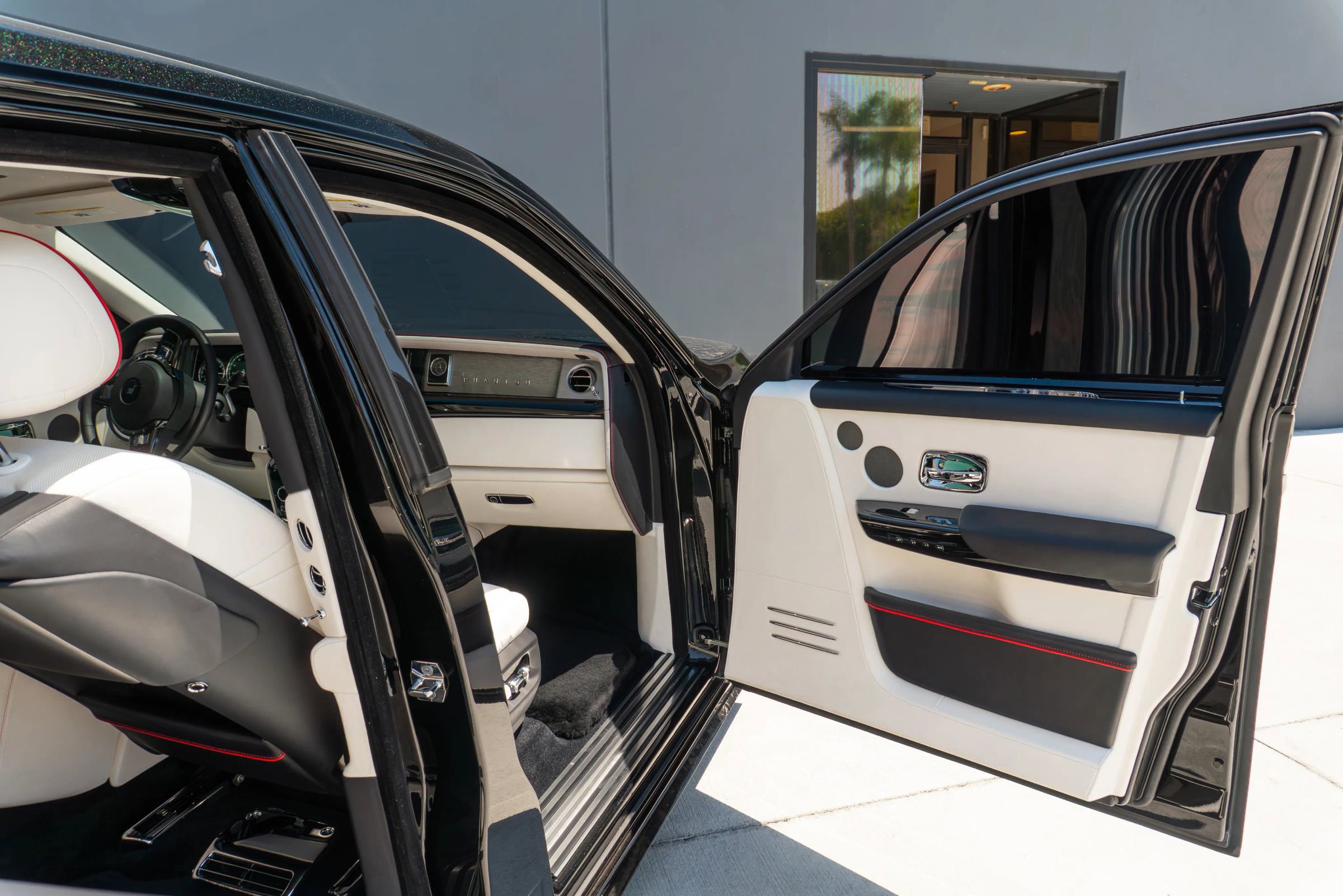 Used 2024 Rolls-Royce Phantom Sedan w/ The Phantom Package RWD image 75