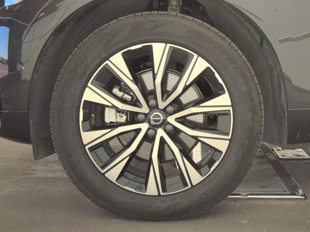 Certified 2025 Volvo XC60 B5 Plus image 5