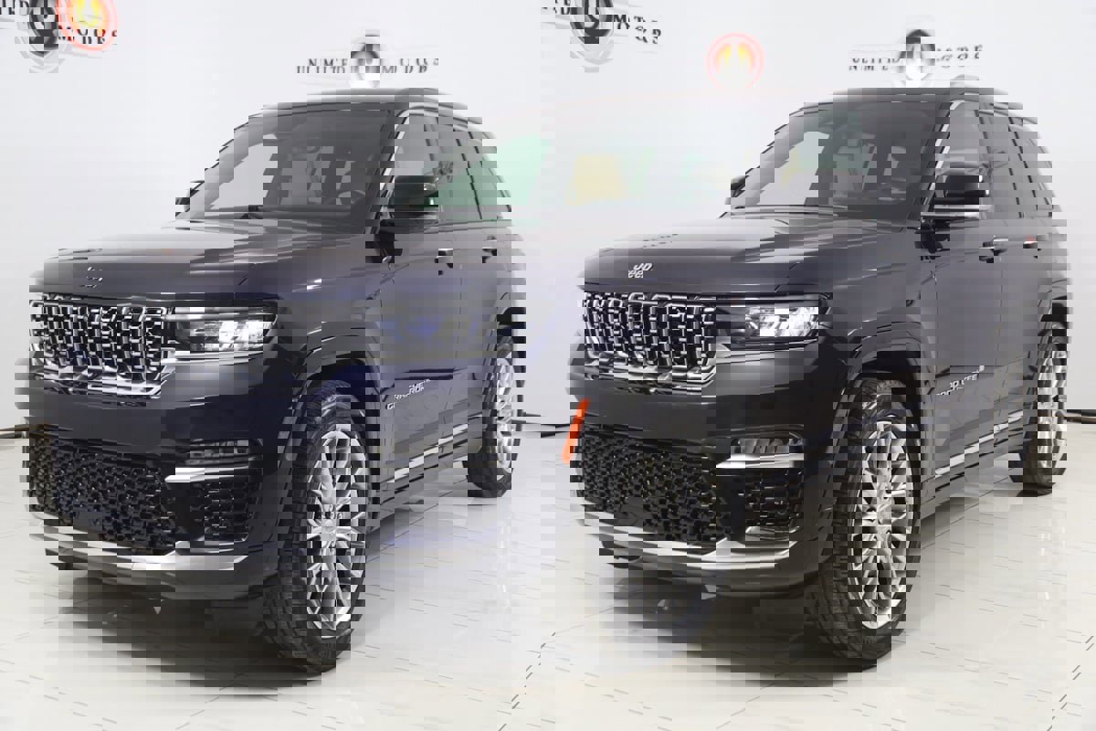 Used 2023 Jeep Grand Cherokee Summit w/ Luxury Tech Group V image 5