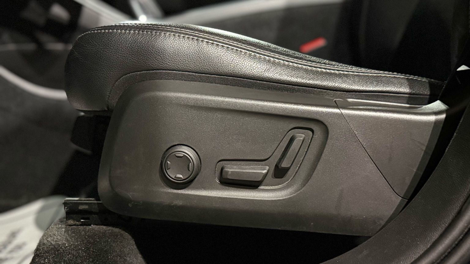 Used 2020 Volvo XC40 T5 Momentum image 34