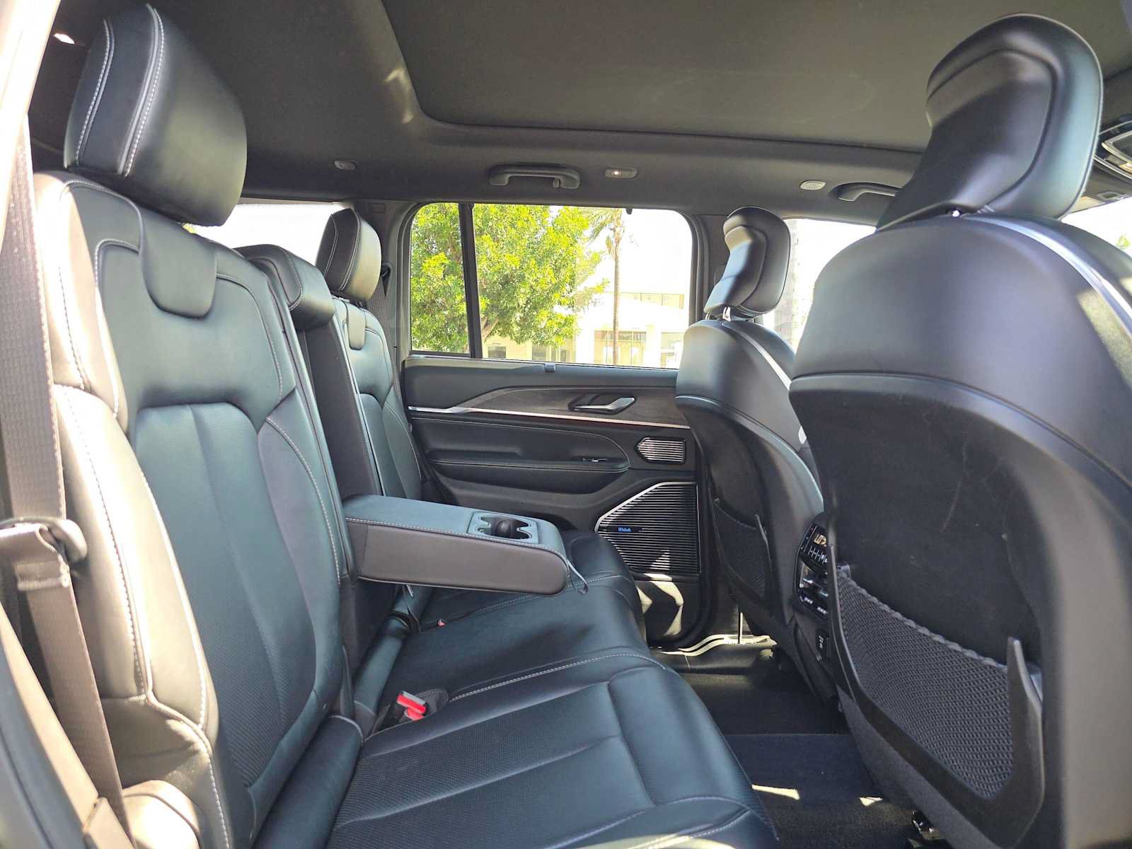 Used 2022 Jeep Grand Cherokee Overland w/ Luxury Tech Group IV AWD/4WD image 12