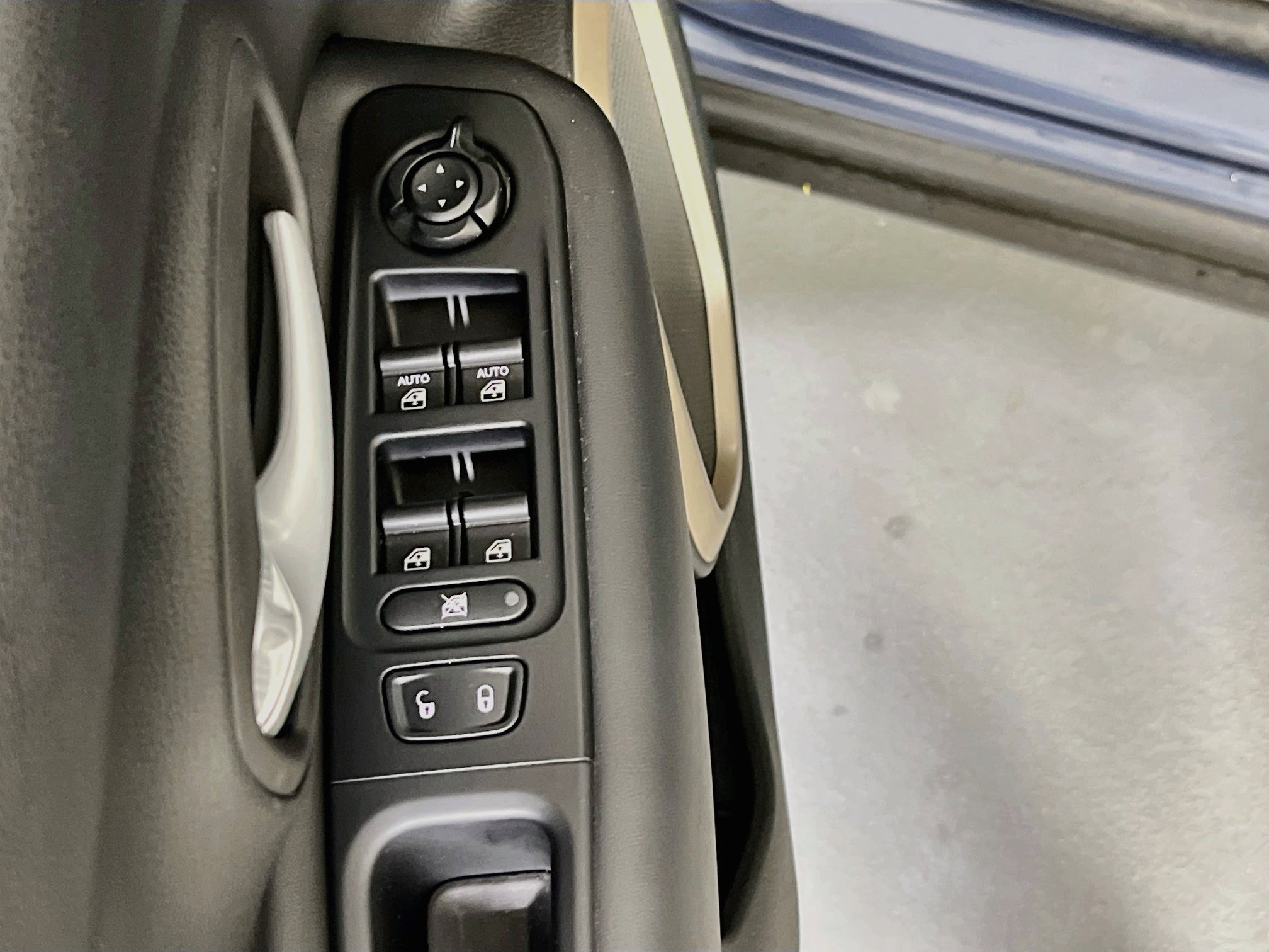 Used 2023 Jeep Renegade Latitude w/ Sun/Sound Group AWD/4WD image 18