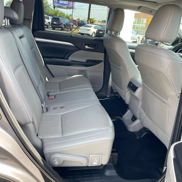 Used 2019 Toyota Highlander XLE AWD/4WD image 27