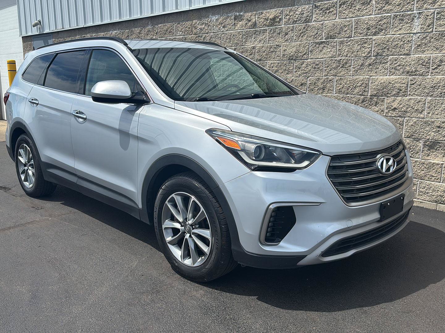 Used 2018 Hyundai Santa Fe SE AWD/4WD image 2