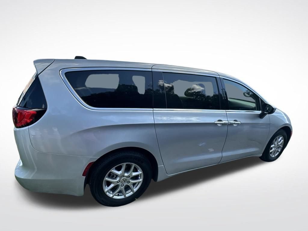 Used 2023 Chrysler Voyager LX FWD image 10