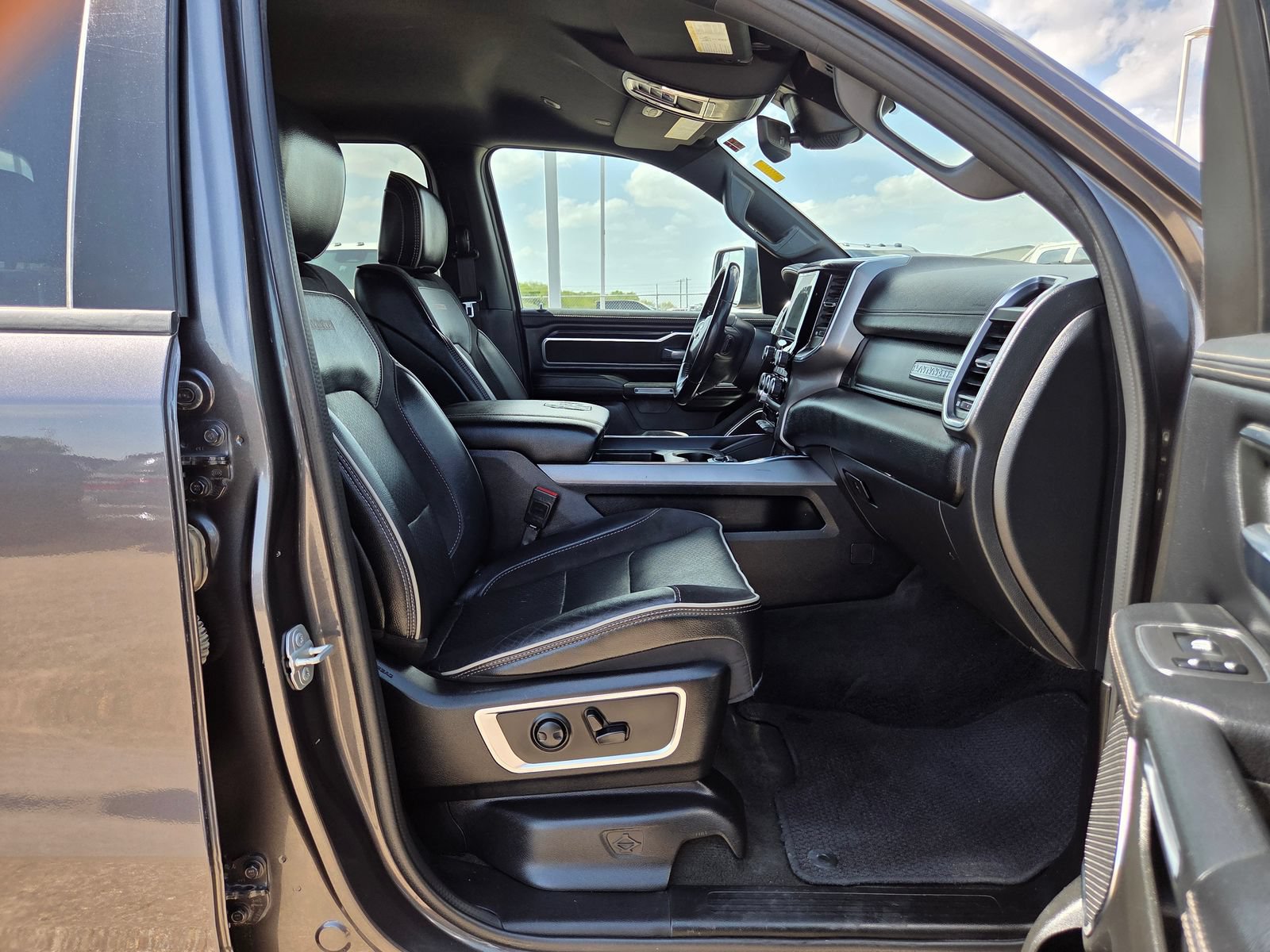Used 2024 RAM 1500 Laramie AWD/4WD image 22