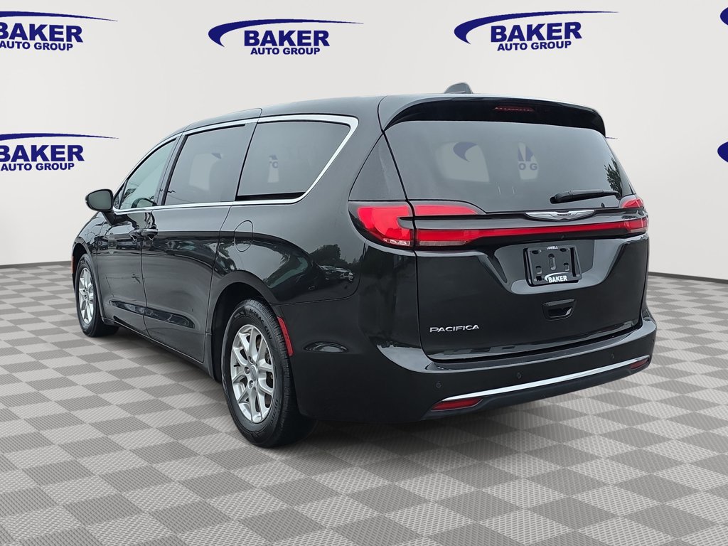 Used 2023 Chrysler Pacifica Touring-L FWD image 7
