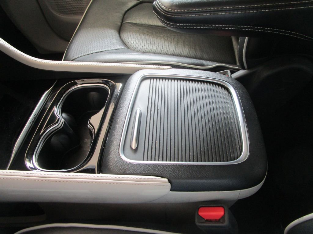 Used 2022 Chrysler Pacifica Limited image 38