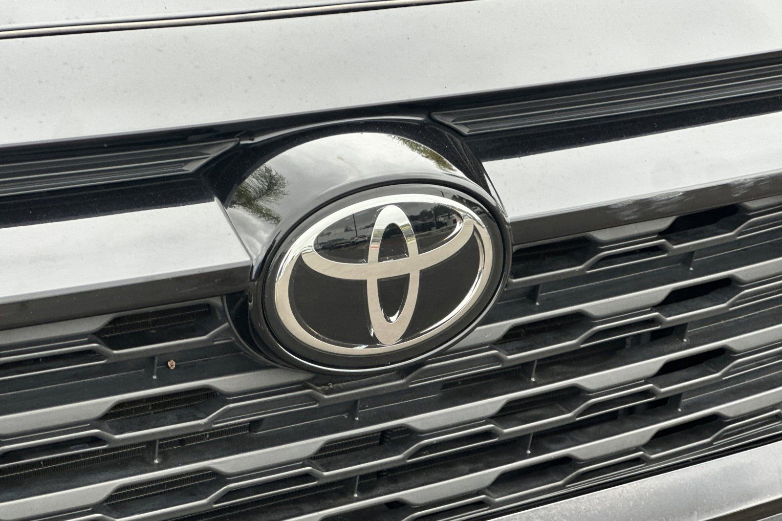 Used 2025 Toyota RAV4 XLE FWD image 38