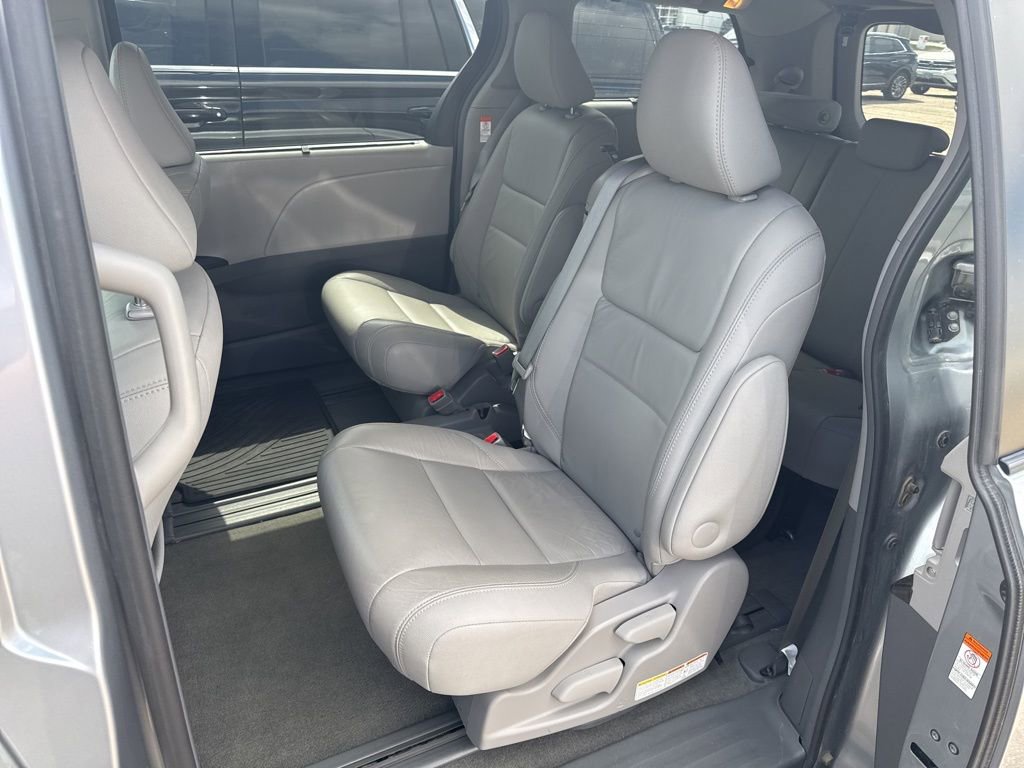 Used 2017 Toyota Sienna XLE w/ XLE Navigation Package FWD image 8