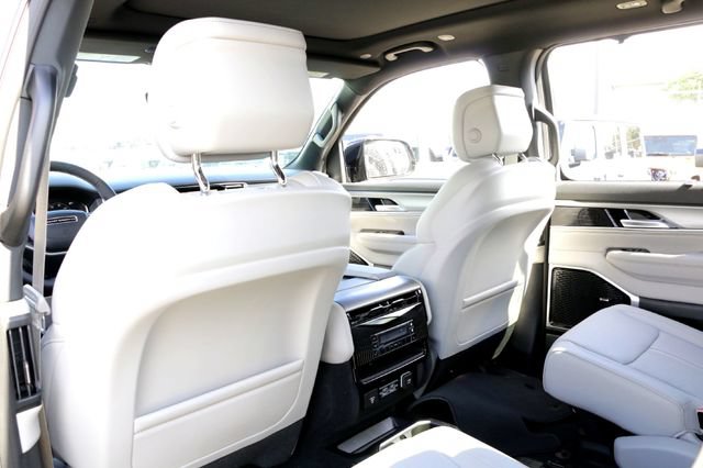 New 2026 Jeep Grand Wagoneer Limited AWD/4WD image 17