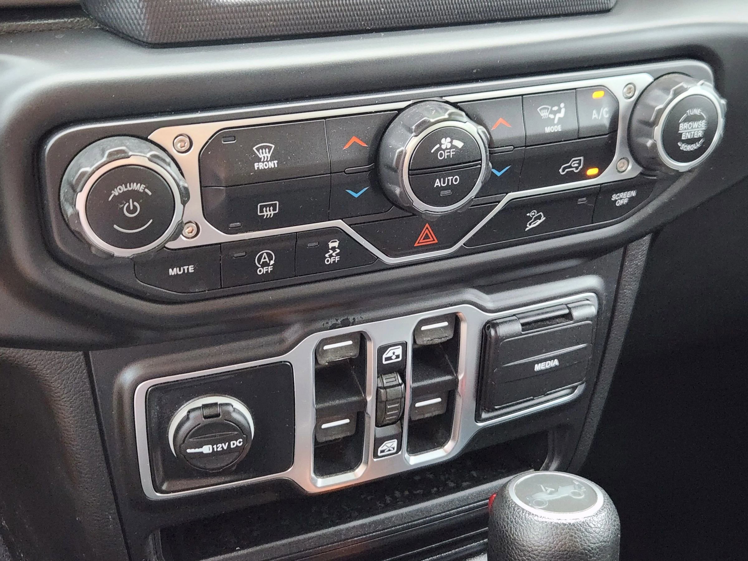 Used 2020 Jeep Wrangler Unlimited Sahara image 35