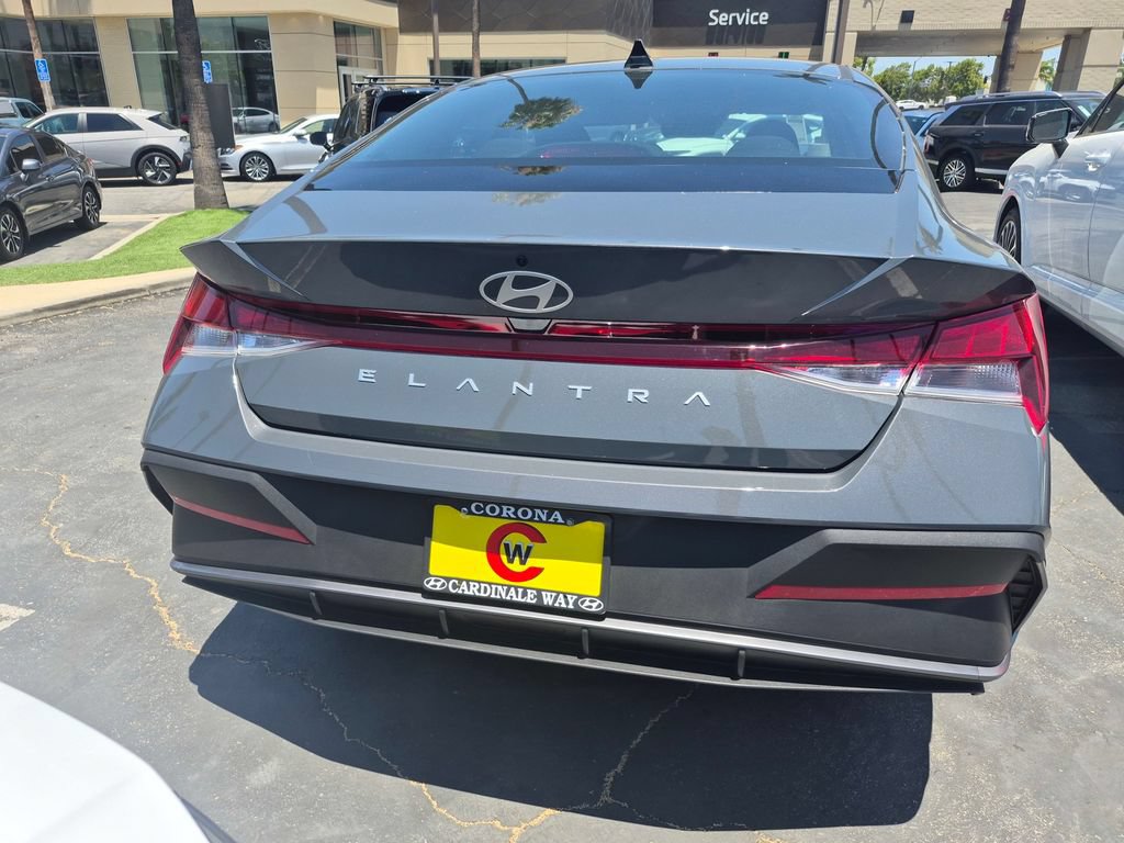 Used 2026 Hyundai Elantra SE FWD image 8