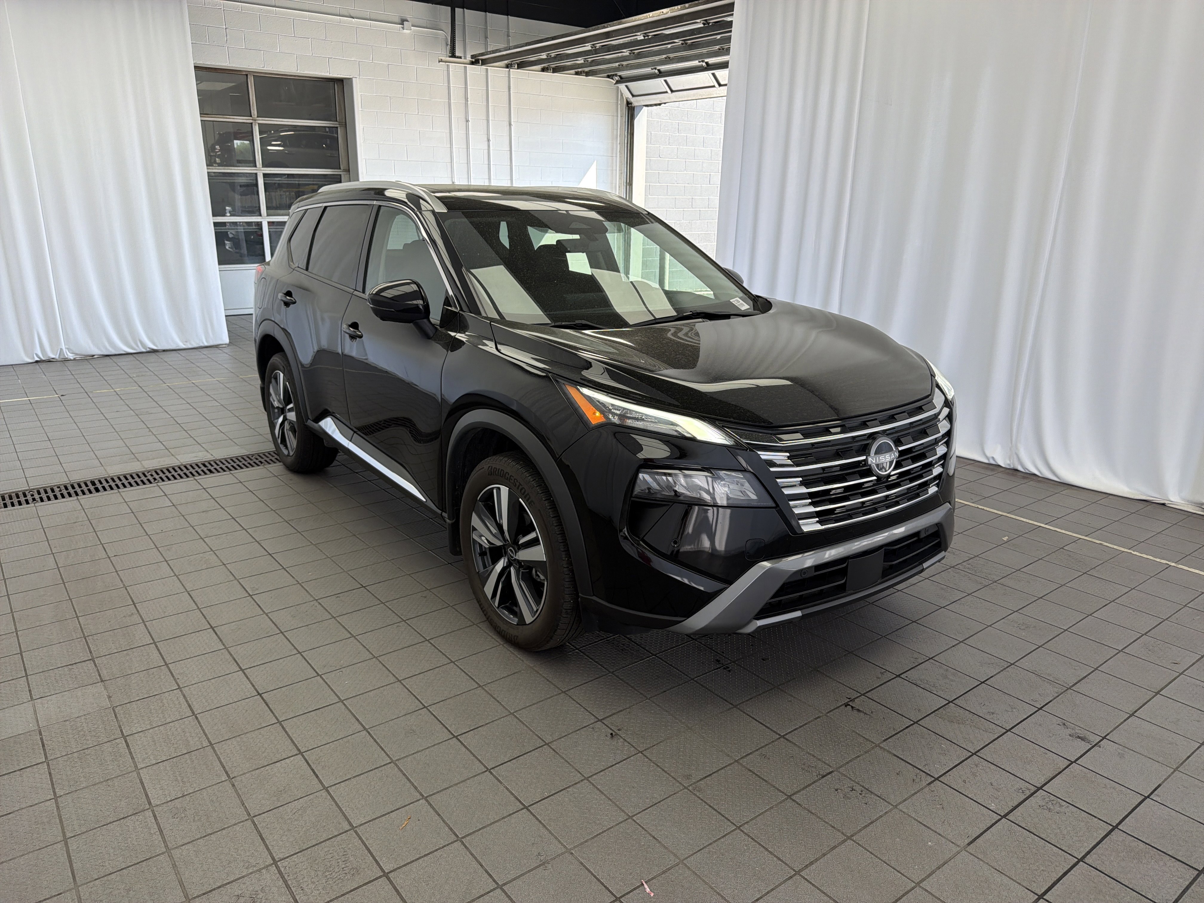Used 2024 Nissan Rogue SL w/ SL Premium Package image 3