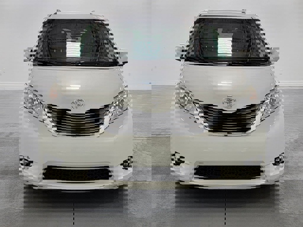 Used 2015 Toyota Sienna XLE Premium image 3