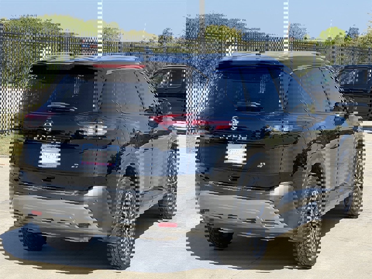 Used 2023 Nissan Rogue SV w/ SV Premium B Package image 4