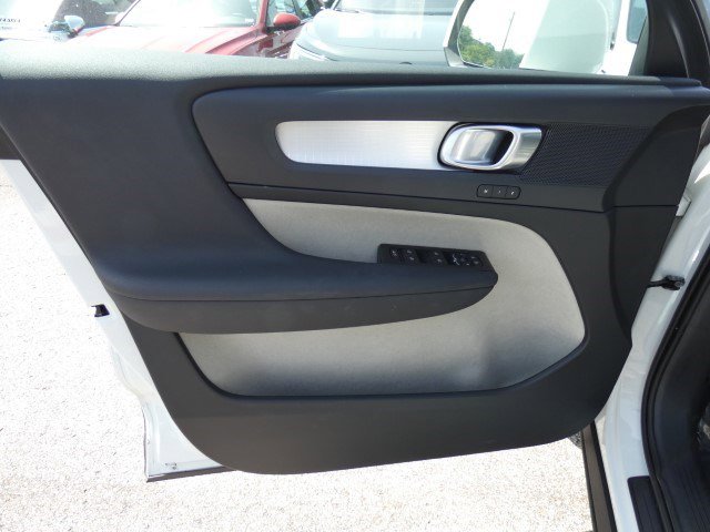 Used 2020 Volvo XC40 T4 Momentum image 9