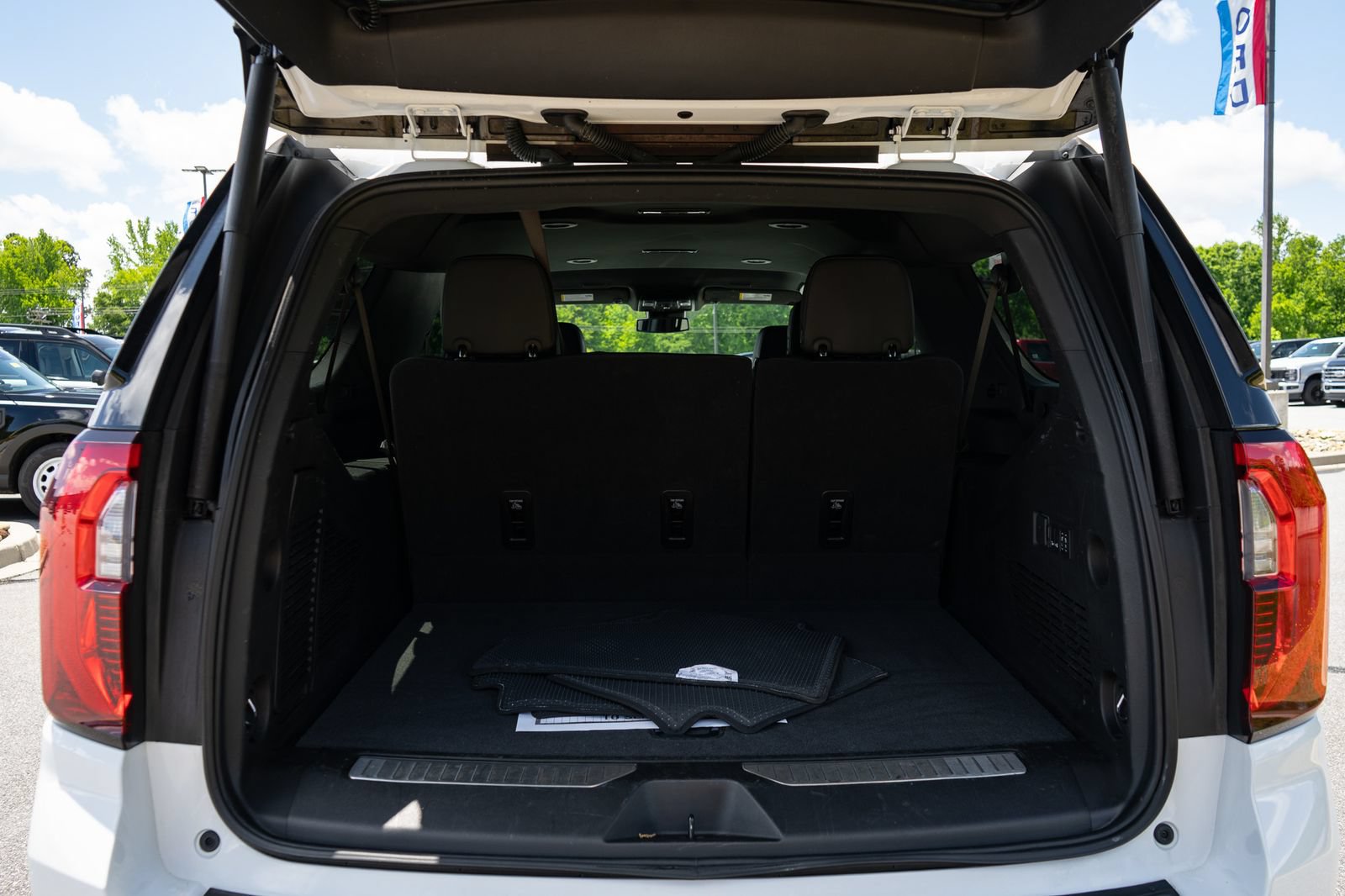 Used 2025 GMC Yukon XL Denali AWD/4WD image 9