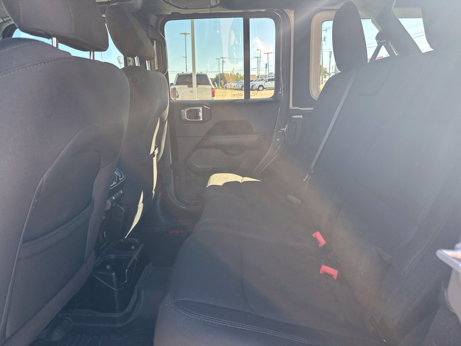 Used 2018 Jeep Wrangler Unlimited Sahara AWD/4WD image 9