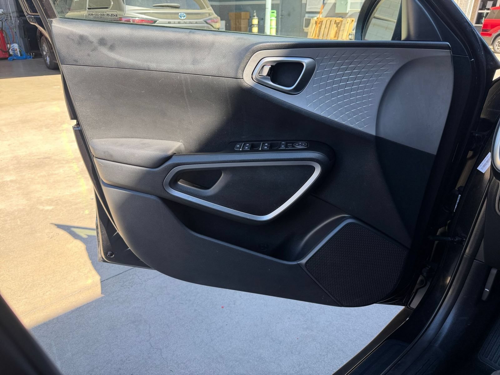 Used 2025 Kia Soul LX w/ LX Technology Package FWD image 18