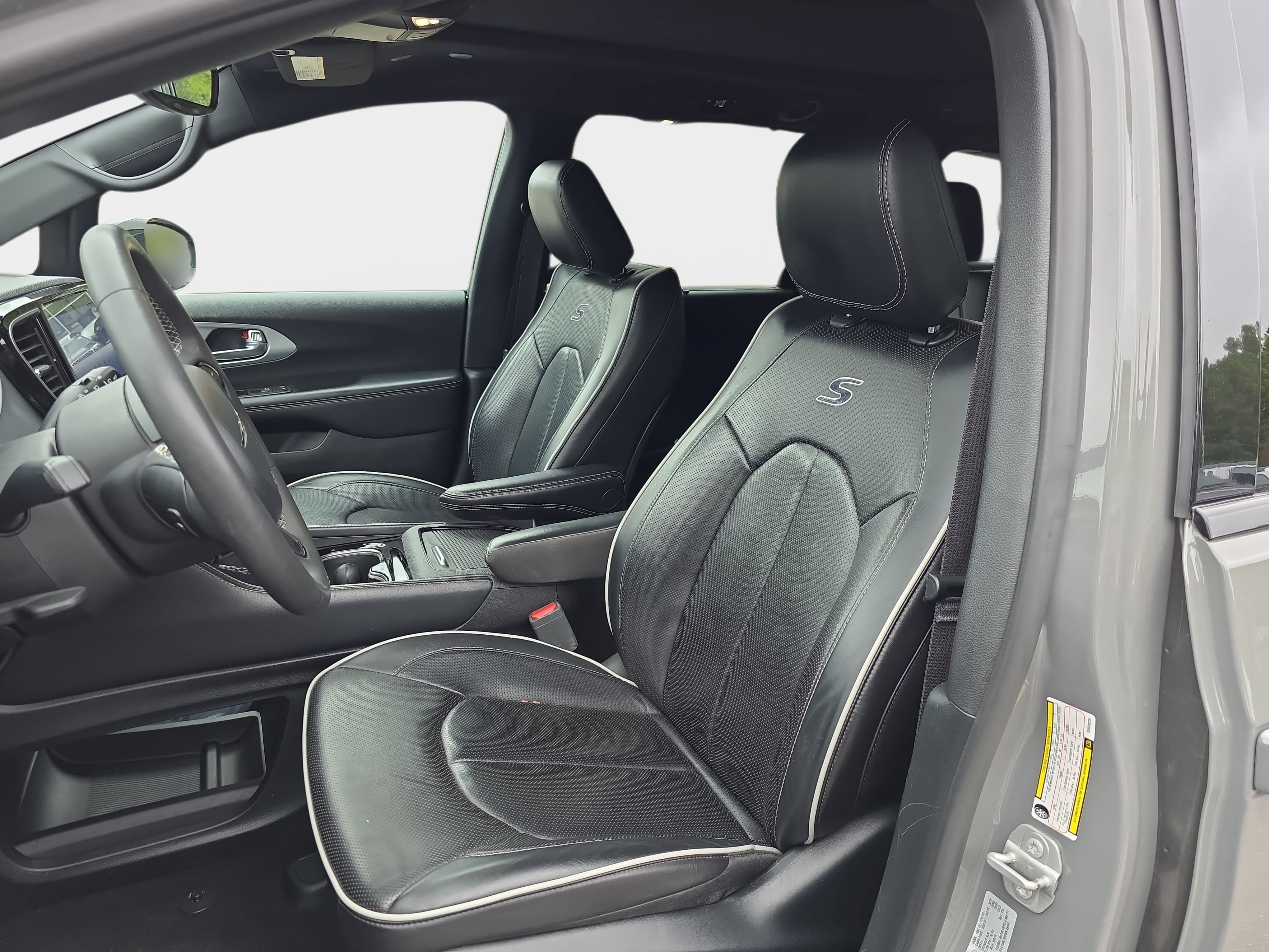 Used 2025 Chrysler Pacifica Limited FWD image 13