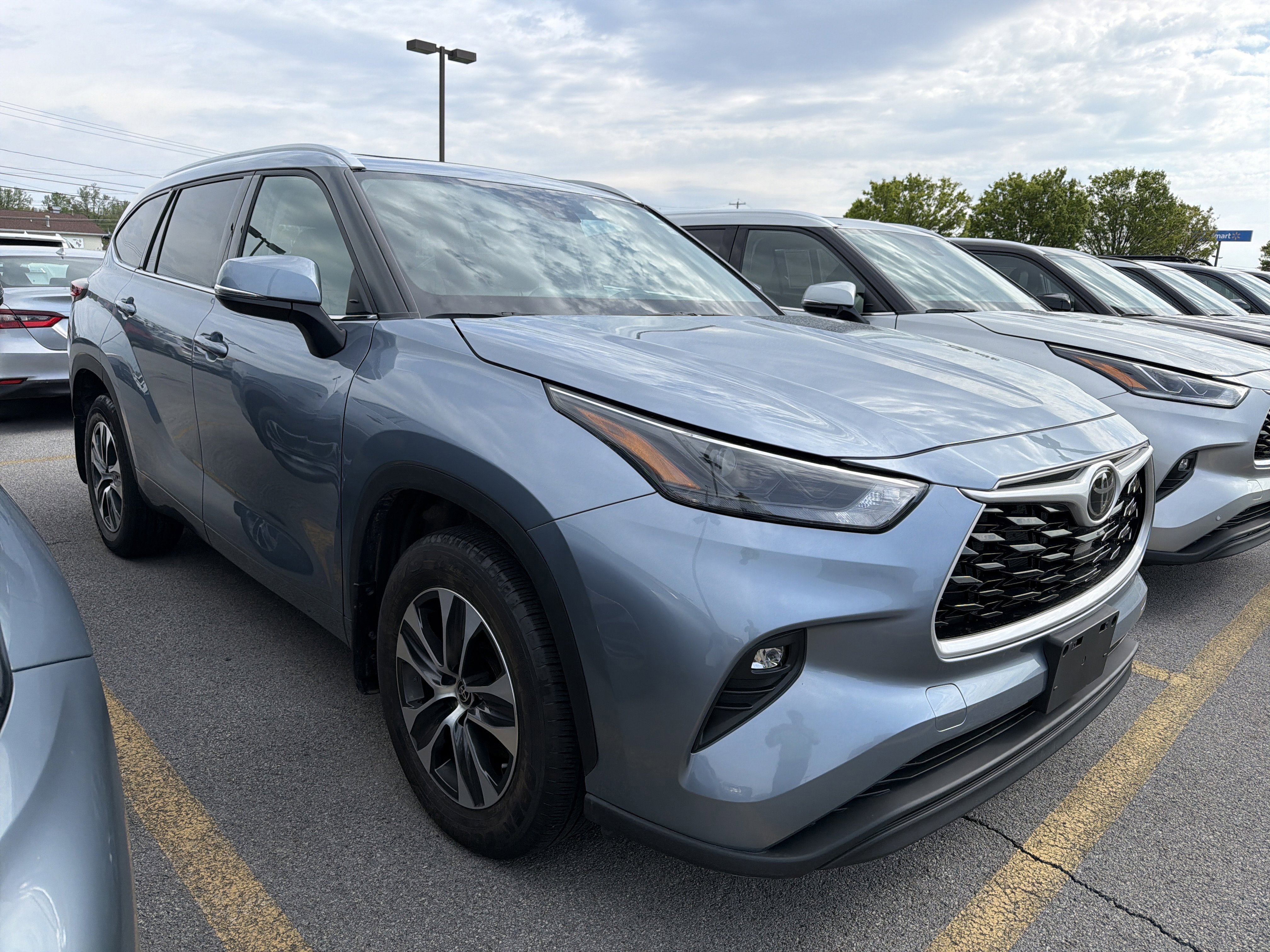 Used 2022 Toyota Highlander XLE AWD/4WD image 2