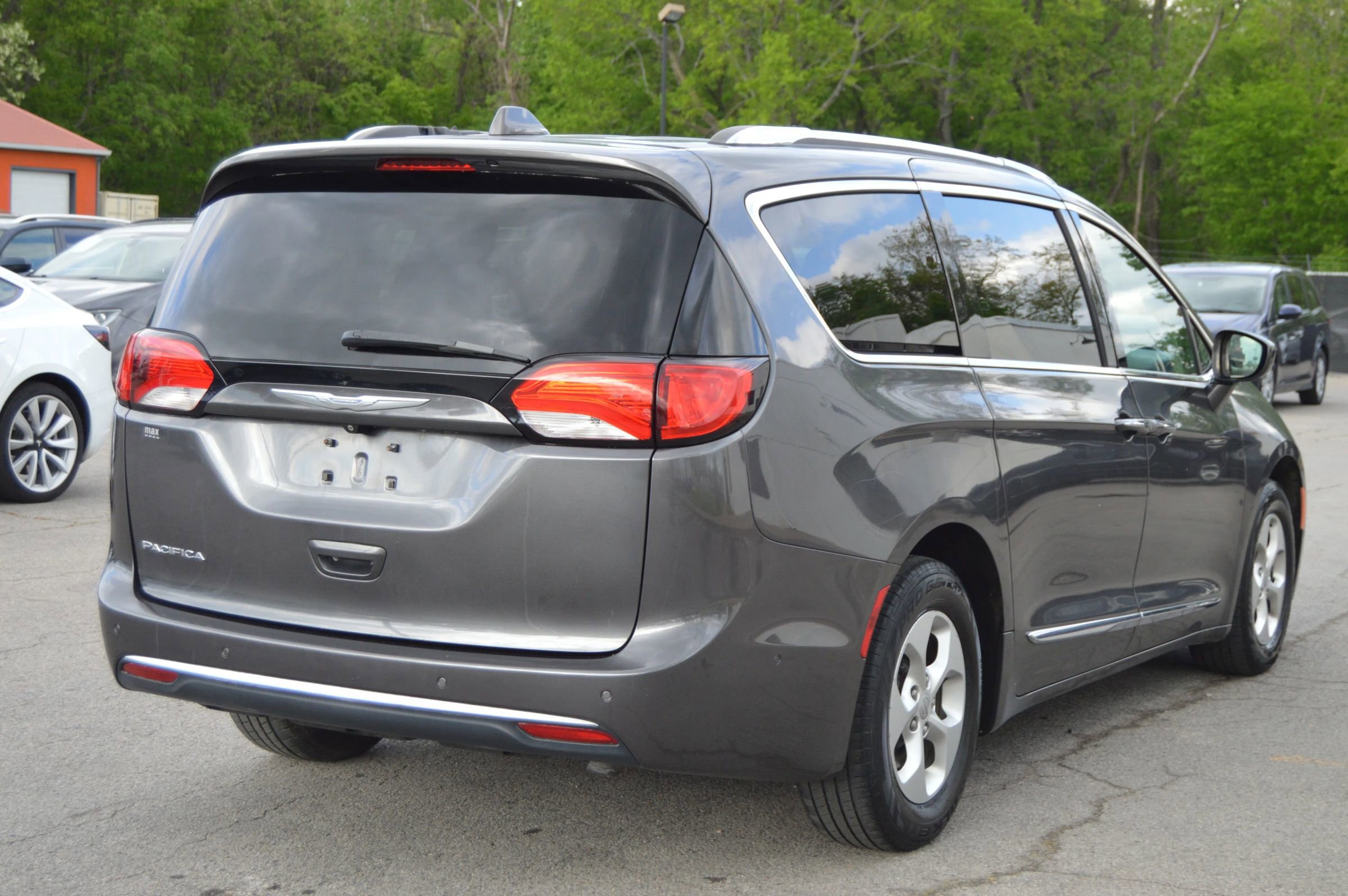 Used 2017 Chrysler Pacifica Touring-L Plus FWD image 6