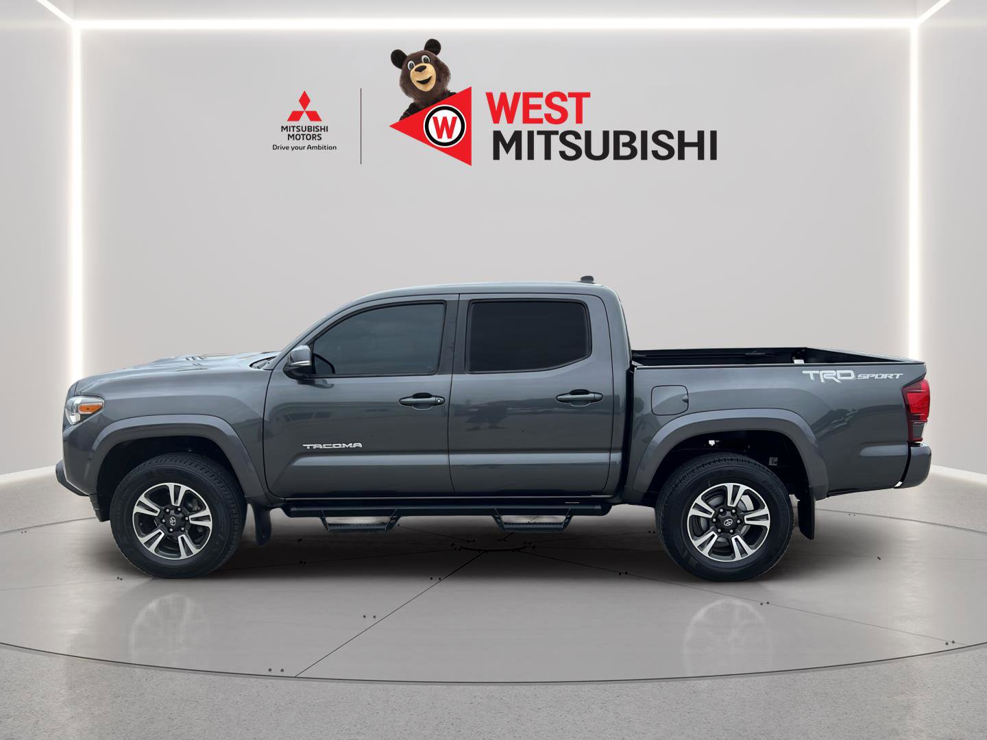 Used 2018 Toyota Tacoma TRD Sport w/ Technology Package RWD image 2