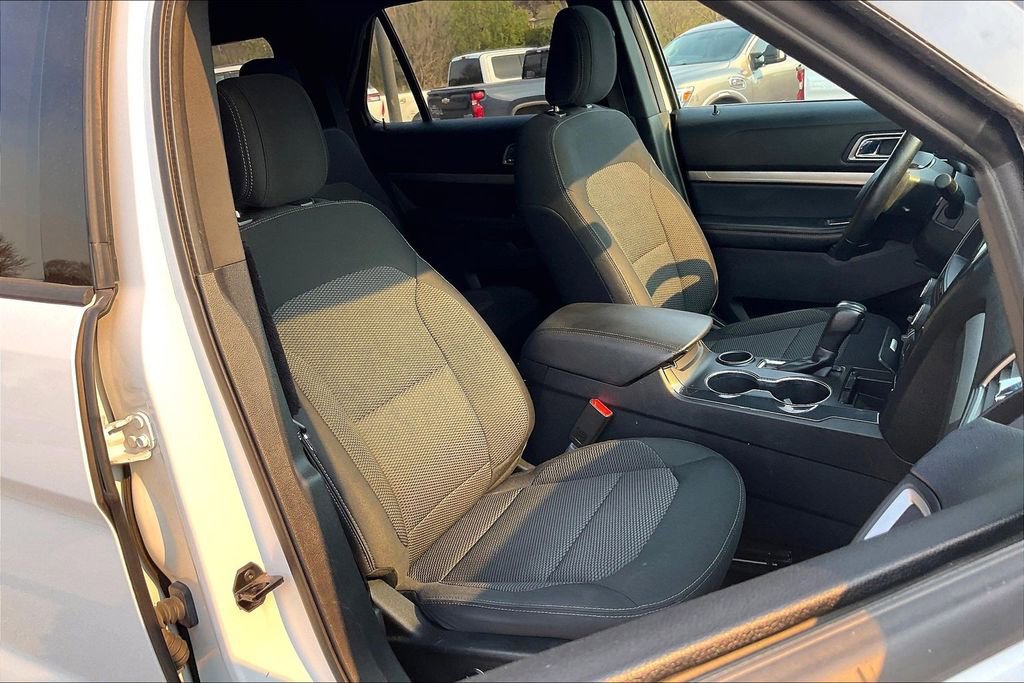 Used 2018 Ford Explorer XLT w/ Equipment Group 201A image 7