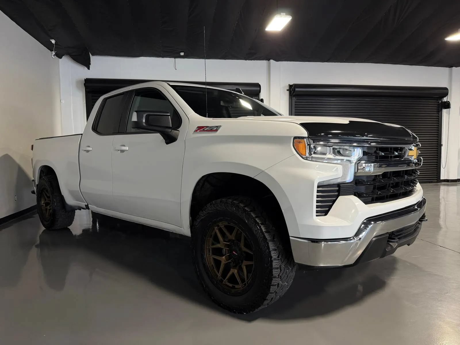 Used 2022 Chevrolet Silverado 1500 LT AWD/4WD image 3