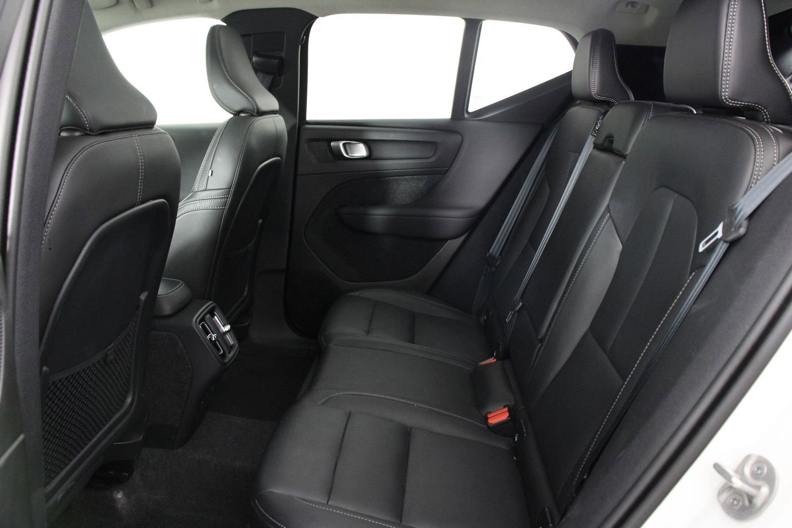 Certified 2025 Volvo XC40 B5 Plus image 32