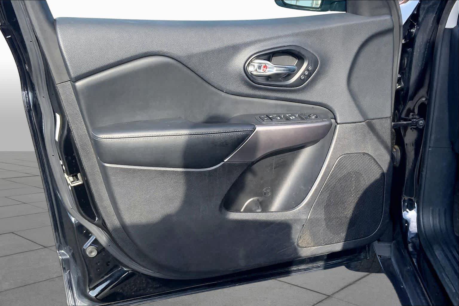 Used 2022 Jeep Cherokee Limited AWD/4WD image 22