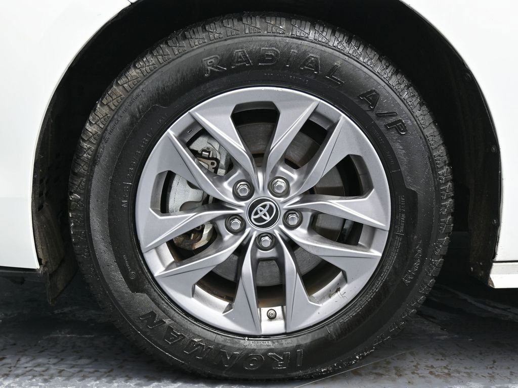 Used 2024 Toyota Sienna LE image 11