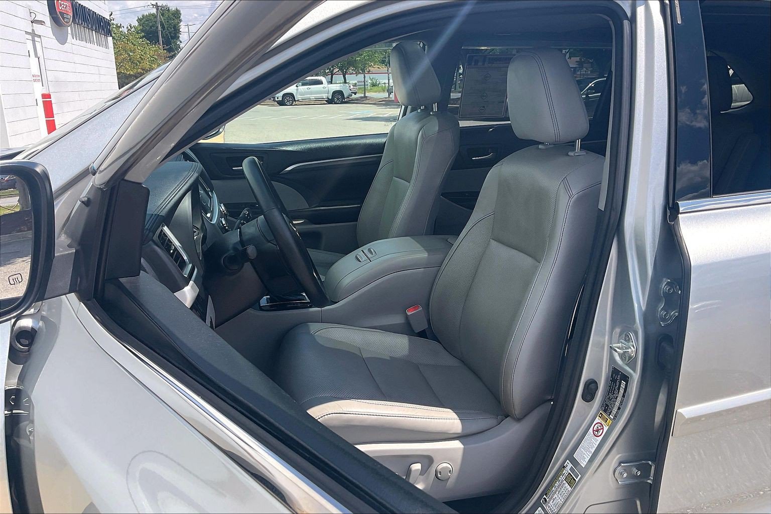 Used 2018 Toyota Highlander Limited AWD/4WD image 30