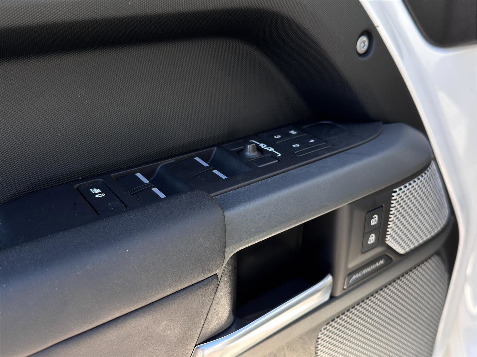 Used 2024 Land Rover Defender 130 X-Dynamic SE image 8