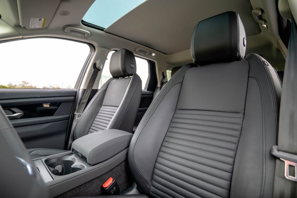 Used 2025 Land Rover Discovery Sport S image 6
