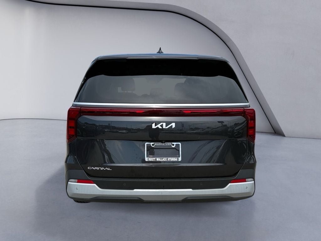Used 2025 Kia Carnival FWD image 4
