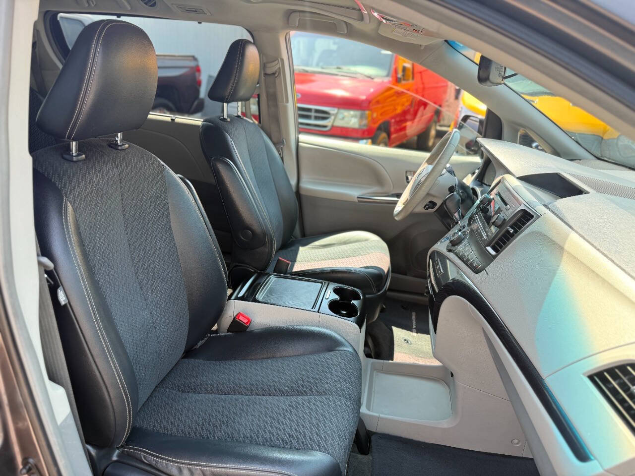 Used 2013 Toyota Sienna SE FWD image 22