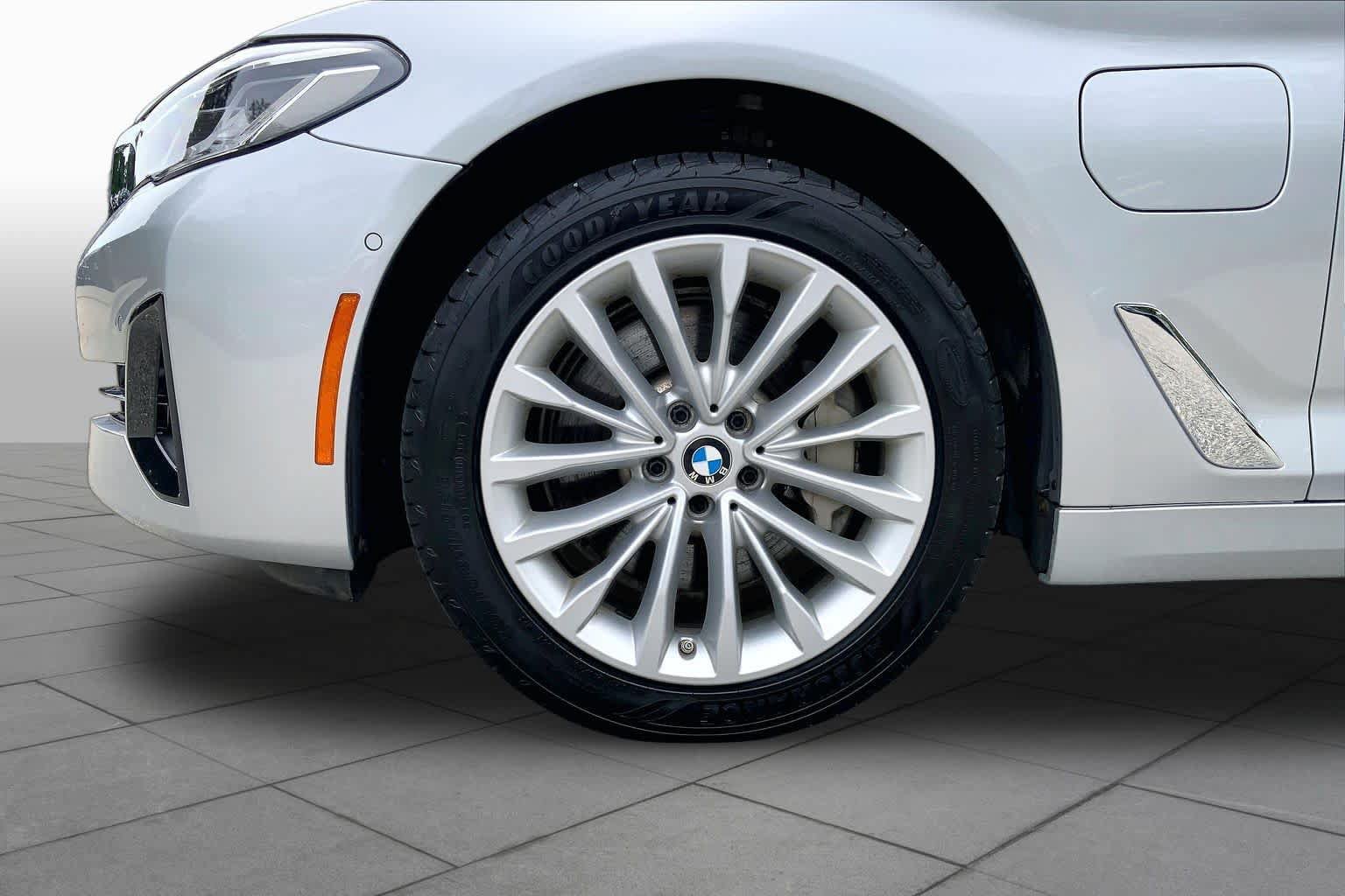 Used 2021 BMW 530e xDrive w/ Executive Package AWD/4WD image 11