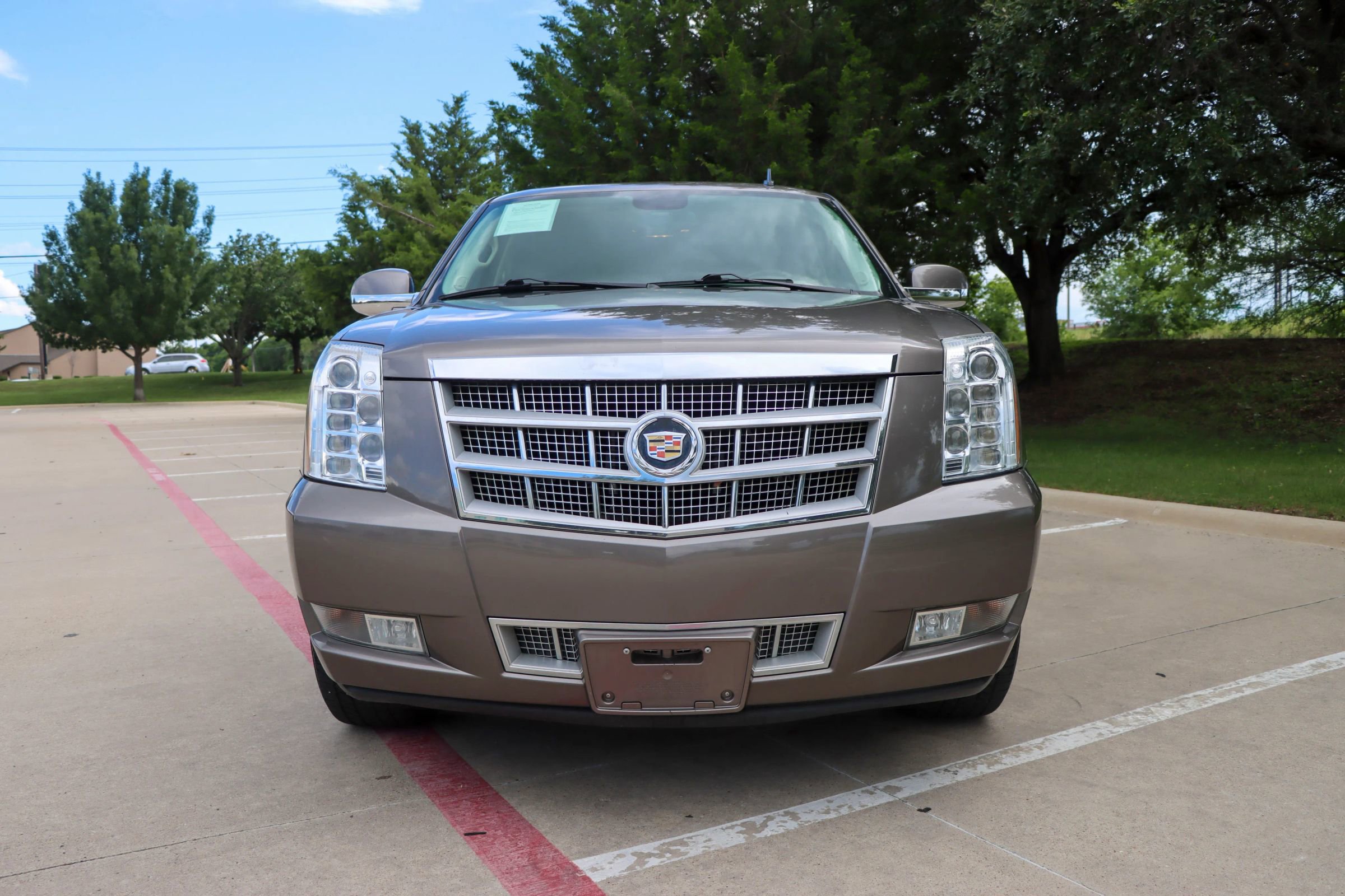Used 2013 Cadillac Escalade Platinum AWD/4WD image 2