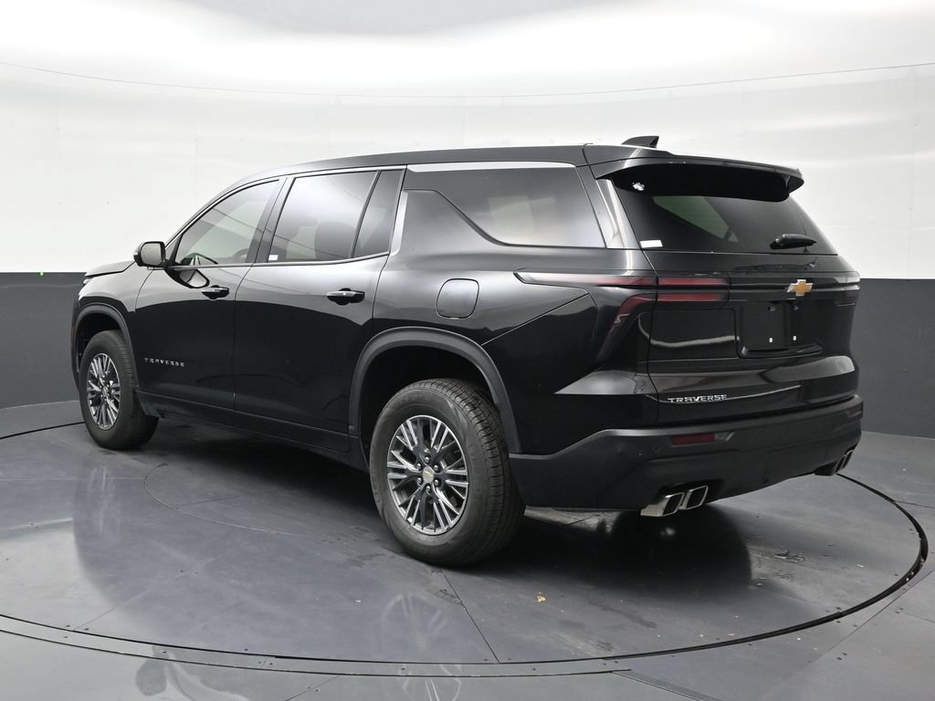 Used 2025 Chevrolet Traverse LT FWD image 3