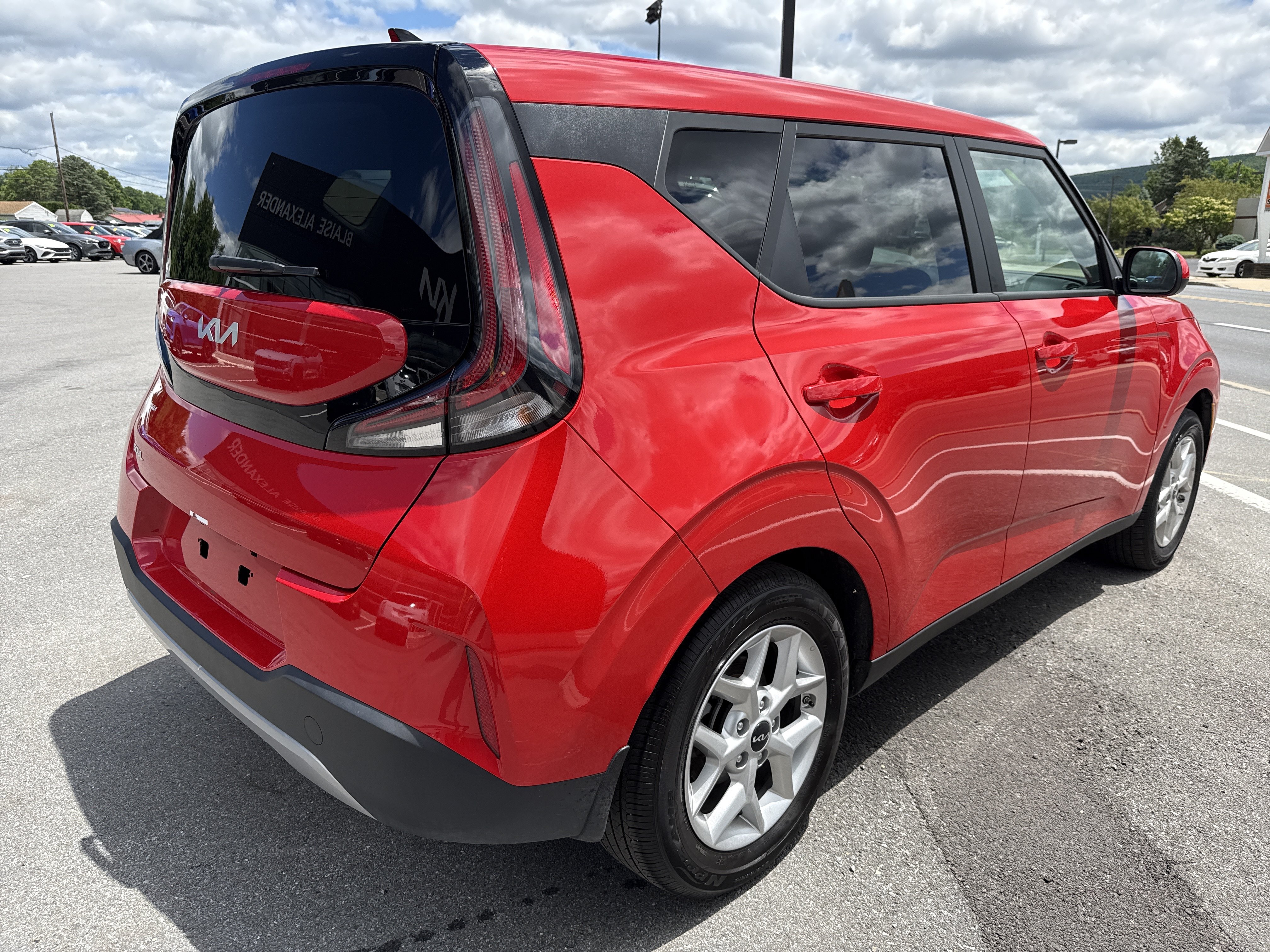 Certified 2025 Kia Soul LX w/ LX Technology Package FWD image 3