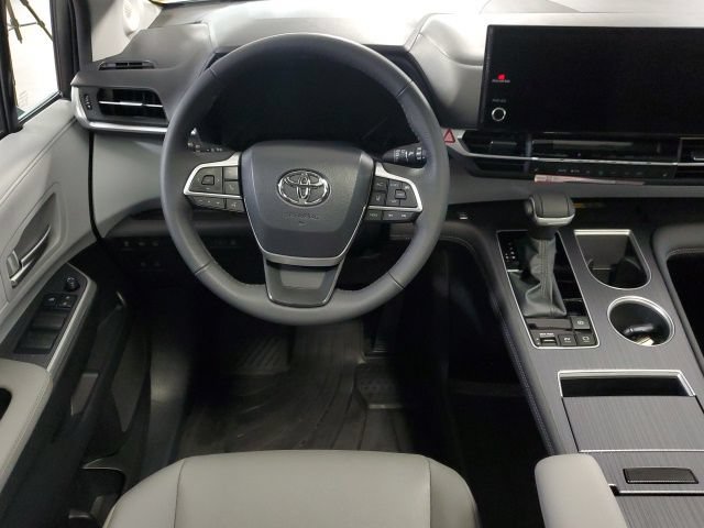 Used 2026 Toyota Sienna XLE AWD/4WD image 15