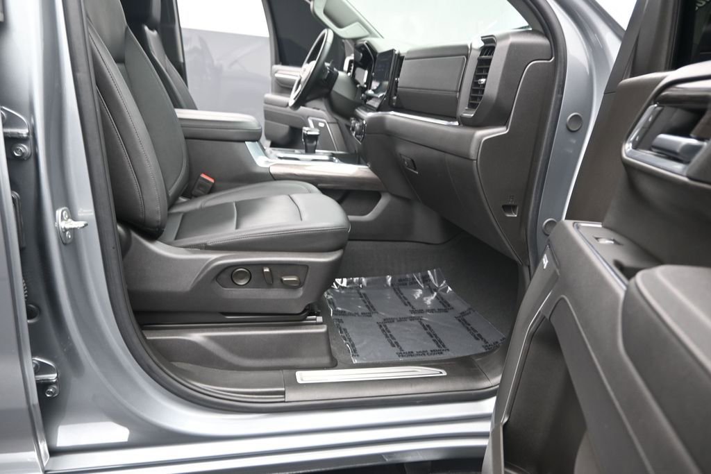 Used 2025 Chevrolet Silverado 1500 LTZ RWD image 17